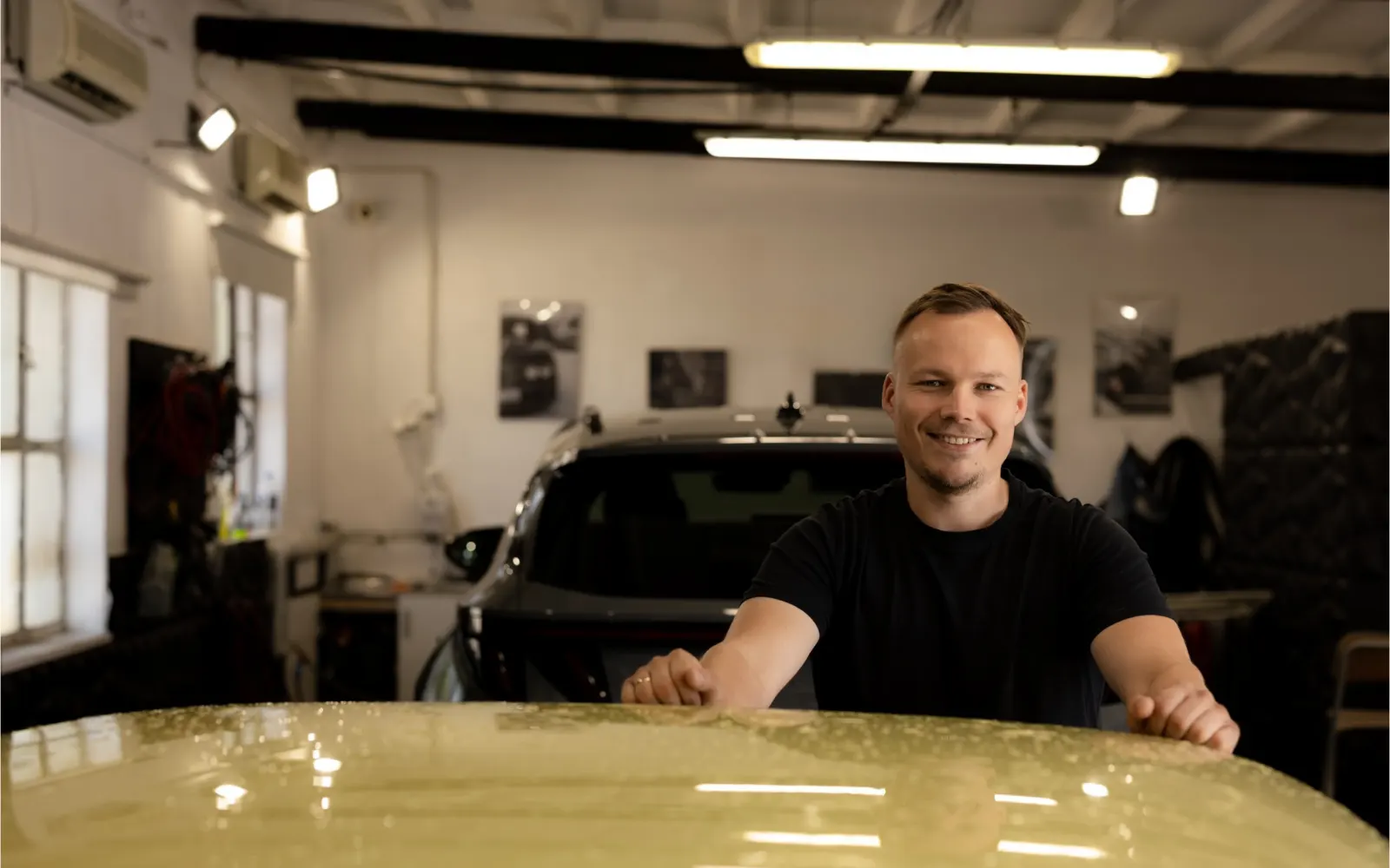 Detailer w studiu Fabryka Detailingu przy aucie z kroplami wody na lakierze
