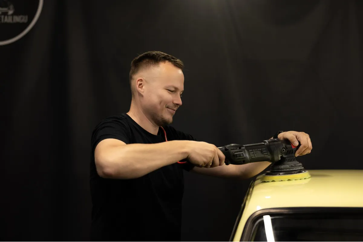 Polerowanie dachu auta maszyną polerską w studiu Fabryka Detailingu