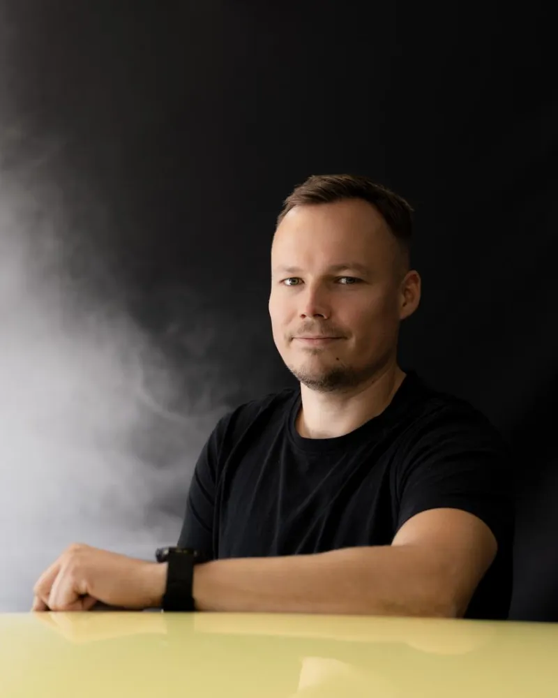Piotr, założyciel Fabryki Detailingu, w studiu przy aucie