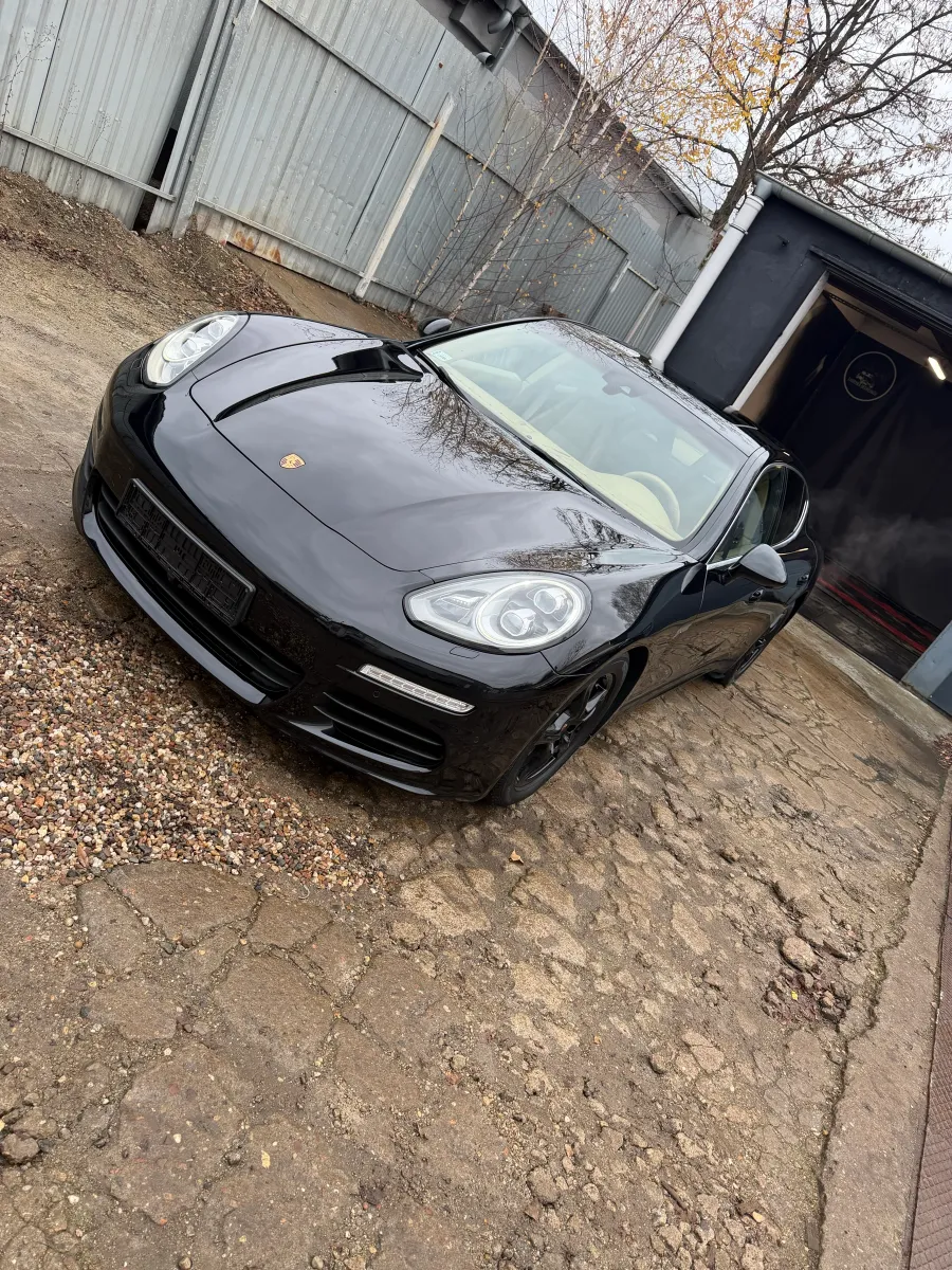 To samo Porsche Panamera po zabezpieczeniu lakieru - głęboki połysk i wyraźne odbicia